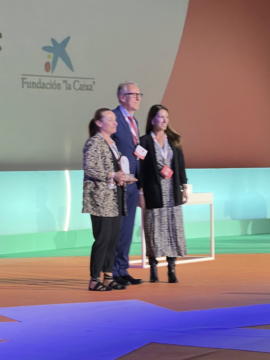 UNIEUniversidad's tweet photo. El rector de #UNIEUniversidad, @segundopiriz, hace entrega del premio al Desarrollo de la Competencia Digital en #MentesAMI2024.

Destacando nuestro compromiso con la educación digital y el espíritu crítico del alumnado para combatir la brecha digital. ¡Felicidades al ganador! 🎉 https://t.co/Vz8N6R7fjy