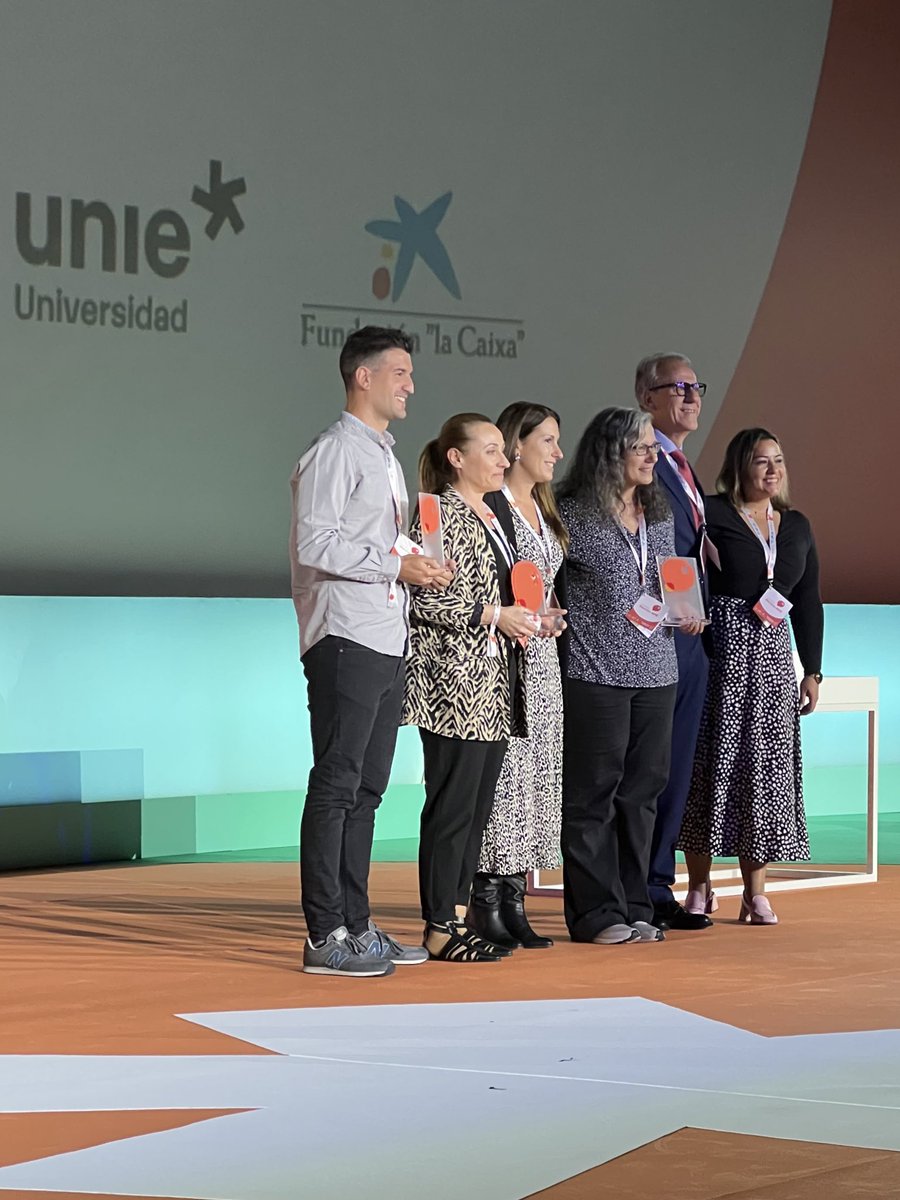 UNIEUniversidad's tweet photo. El rector de #UNIEUniversidad, @segundopiriz, hace entrega del premio al Desarrollo de la Competencia Digital en #MentesAMI2024.

Destacando nuestro compromiso con la educación digital y el espíritu crítico del alumnado para combatir la brecha digital. ¡Felicidades al ganador! 🎉 https://t.co/Vz8N6R7fjy