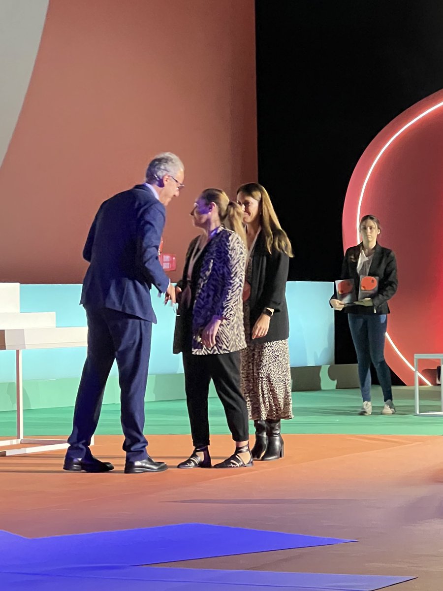 UNIEUniversidad's tweet photo. El rector de #UNIEUniversidad, @segundopiriz, hace entrega del premio al Desarrollo de la Competencia Digital en #MentesAMI2024.

Destacando nuestro compromiso con la educación digital y el espíritu crítico del alumnado para combatir la brecha digital. ¡Felicidades al ganador! 🎉 https://t.co/Vz8N6R7fjy