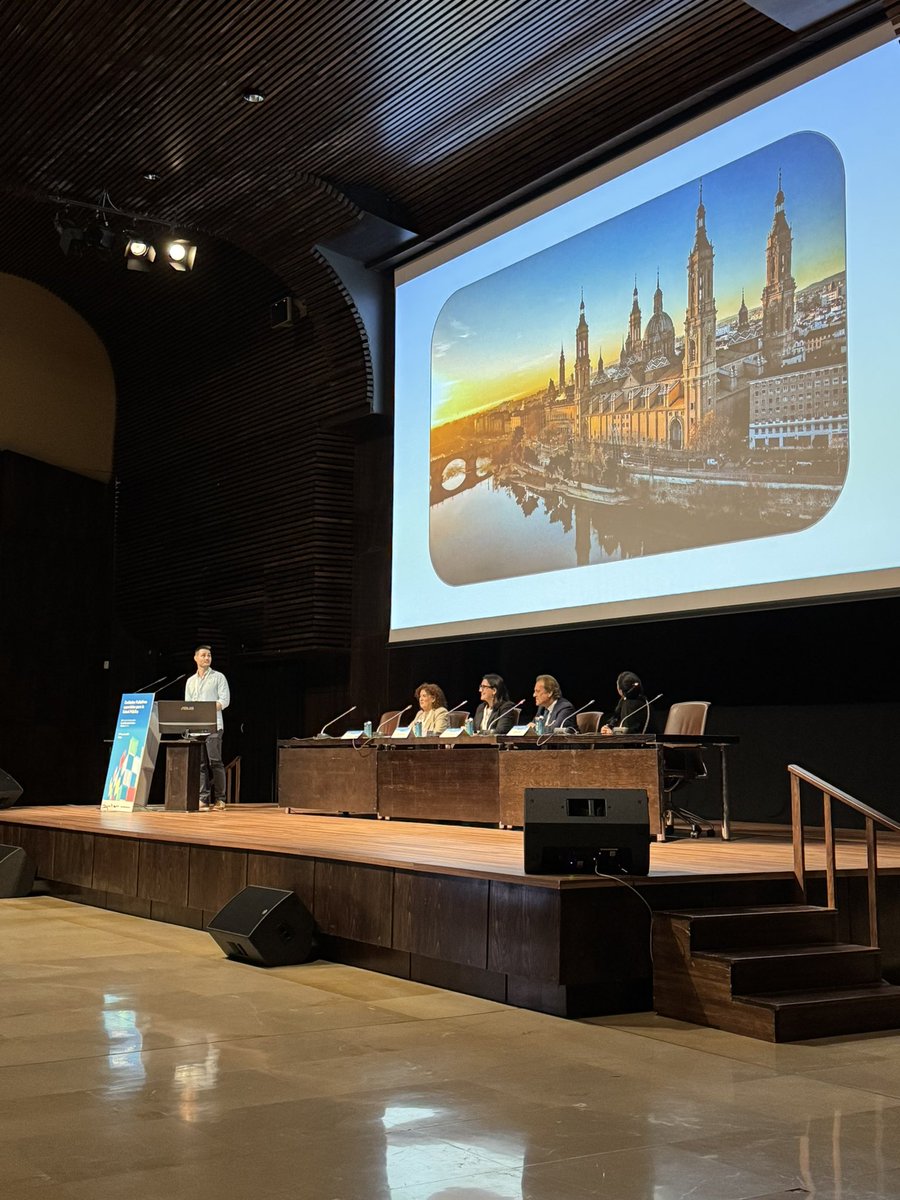 i_borque's tweet photo. @Dr_Trueba de @CusirarAragon nos presenta el lema de las próximas #Jornadas @secpal_ : “El equipo #interdisciplinar, #Pilar de los #CuidadosPaliativos” #Secpal2024 @secpal2024malaga https://t.co/wvuu6ITTxV