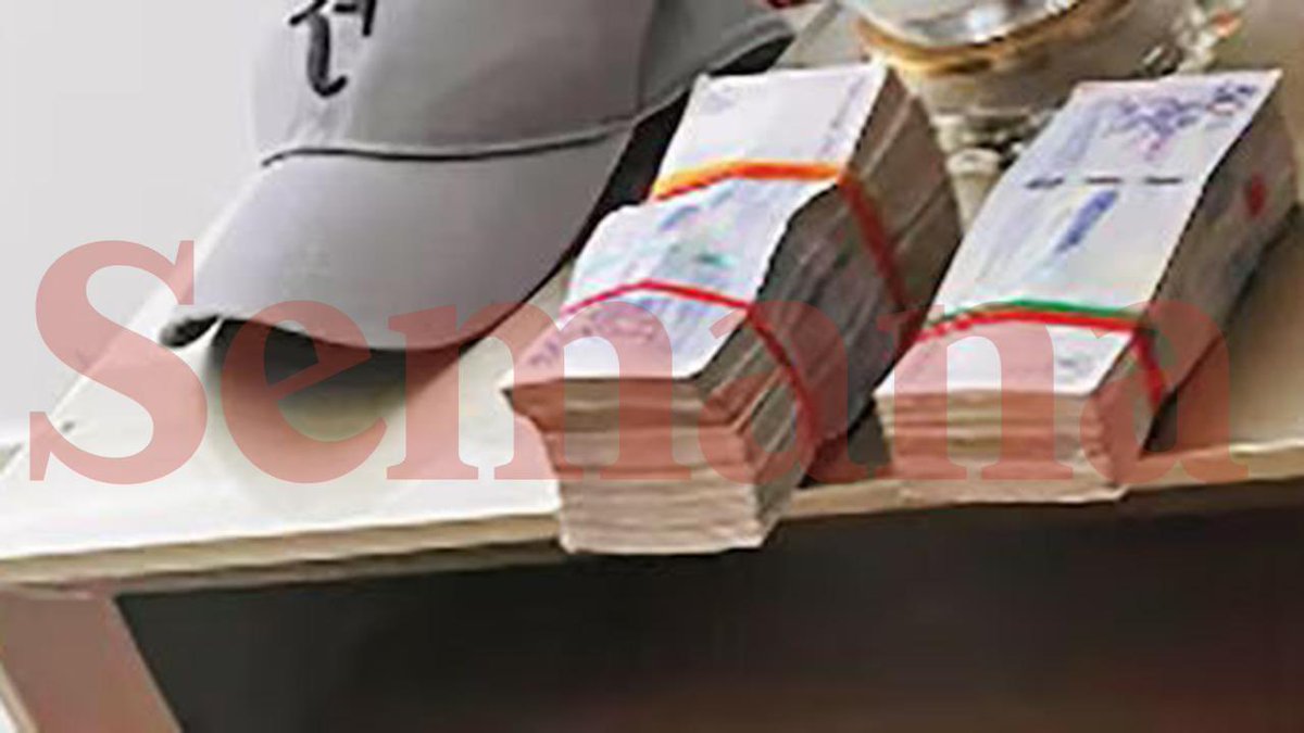VickyDavilaH's tweet photo. #NosJodimos
Esta fotografía con fajos de billetes la tienen que ver todos los colombianos. 

“Impresionante”, respondió la mamá de Laura Ojeda al ver la fotografía que le envió su hija, donde lo que más sobresale son los fajos de billetes amarrados con cintillas de colores rojo, naranja y verde. Ana Rosa, de inmediato, le advirtió a su hija: “Como es analítico, te pondrá la cascarita, cómo eres con la plata, si le coges de demás o si eres derrochadora”. Laura le contestó de forma lacónica: “Tal cual”.

Cinco días después, el primero de noviembre de 2022, a las 8:56 a. m., Laura volvió a enviarle un mensaje a su mamá. “No puedo salir y dejar a la señora acá por la plata”.

https://t.co/jSMB7ZcZkn