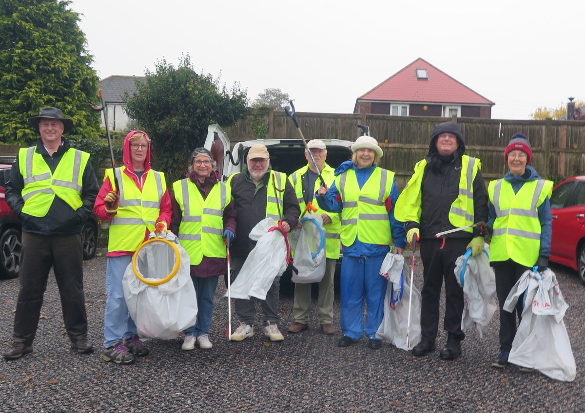susanjcarey's tweet photo. It was very wet this morning but the Community litterpick went ahead in #Hawkinge (always the 3rd Saturday of the month). #KeepKentClean @KeepBritainTidy https://t.co/2RChLbFMBN