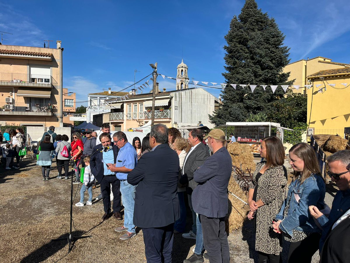 DiputacioGirona's tweet image. 🐮 Participem a la 13a Fira de la Llet i XXXVII Festa de Sant Galderic de #VilobídOnyar.
🗓️17, 18, 19 i 20 d’octubre
🥛🧀🎶Amb activitats lúdiques i culturals relacionades amb el món de la #llet.
✅Hi participa el diputat de #CulturaDdGi, Jordi Camps 
👀El programa 👉