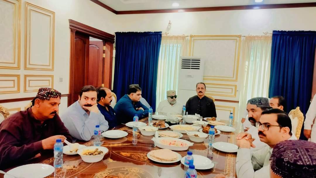mpa_mumtazali's tweet photo. چانگ ہاؤس نواز آباد
رہنما پاکستان پیپلز پارٹی و رکن پنجاب اسمبلی ممتاز علی خان چانگ کی سربراہی میں بنیادی سہولیات اور حلقہ کے آنے والے ترقیاتی فنڈز کے حوالے سے مشاورتی میٹنگ منعقد کی گئی جس میں چیرمین واںٔس چیرمین معززین و حلقہ احباب نے شرکت کی،،
بعد ازاں معززین کو پر تکلف ظہرانہ بھی دیاگیا،،