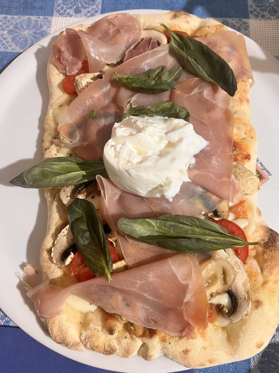 FabioGentile7's tweet image. La mia #pinsa #romana #topclass #pomodorini #pachino #funghi #origano #prosciuttocrudo #parma #basilico #burratina