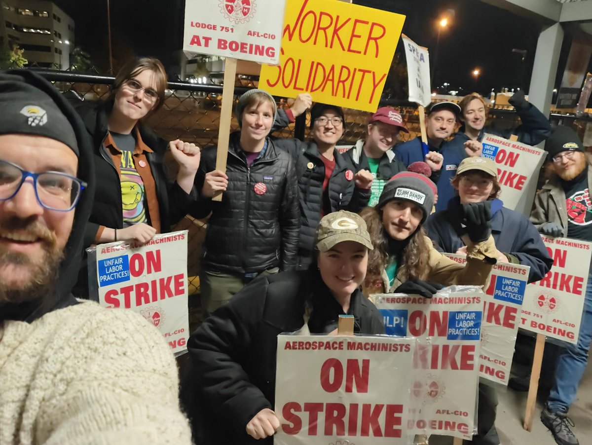Picking up a night shift on the picket lines!

Solidarity with Boeing Machinists!