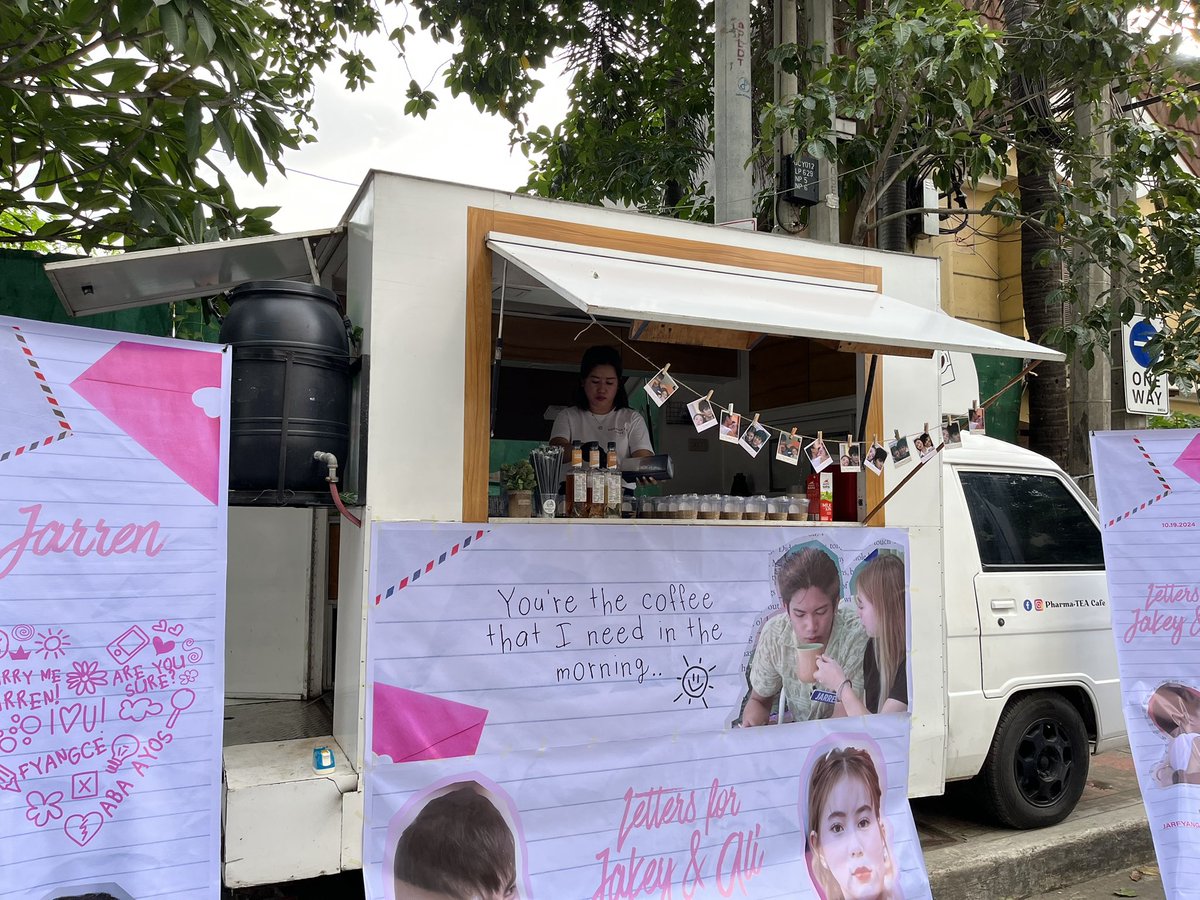 litolbeansprout's tweet photo. this is what happens when the fandom is full of dedicated, creative, and passionate fans. sino ka dyan? may pa coffee truck, props, and jarfyang merch pa.  i can’t imagine what kind of surprises are in store for the big night. ack

JARFYANG LIGHTS NYC 
JARFYANG LIGHTS NYC https://t.co/5xLaCyhgXS