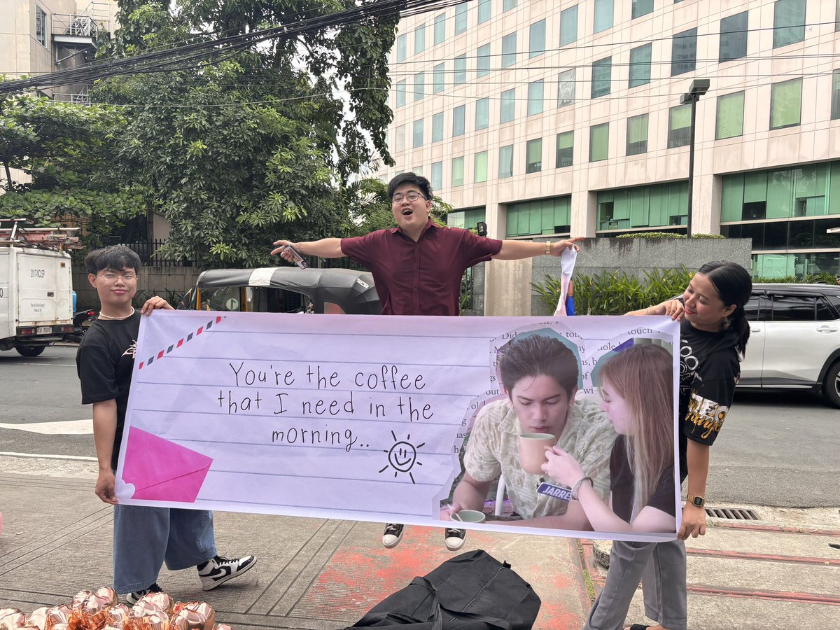 litolbeansprout's tweet photo. this is what happens when the fandom is full of dedicated, creative, and passionate fans. sino ka dyan? may pa coffee truck, props, and jarfyang merch pa.  i can’t imagine what kind of surprises are in store for the big night. ack

JARFYANG LIGHTS NYC 
JARFYANG LIGHTS NYC https://t.co/5xLaCyhgXS