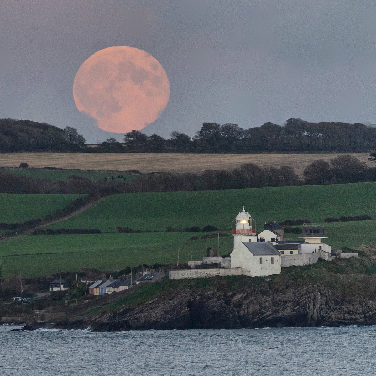 Cian O'Regan (@irishspaceblog) on Twitter photo October’s Hunter’s Moon rises over Roches Point Lighthouse. Thursday’s full Moon was also a supermoon, appearing 16% brighter than average. As featured in today’s <a href="/irishexaminer/">Irish Examiner</a>
cianoregan.com October’s Hunter’s Moon rises over Roches Point Lighthouse. Thursday’s full Moon was also a supermoon, appearing 16% brighter than average. As featured in today’s <a href="/irishexaminer/">Irish Examiner</a>
cianoregan.com