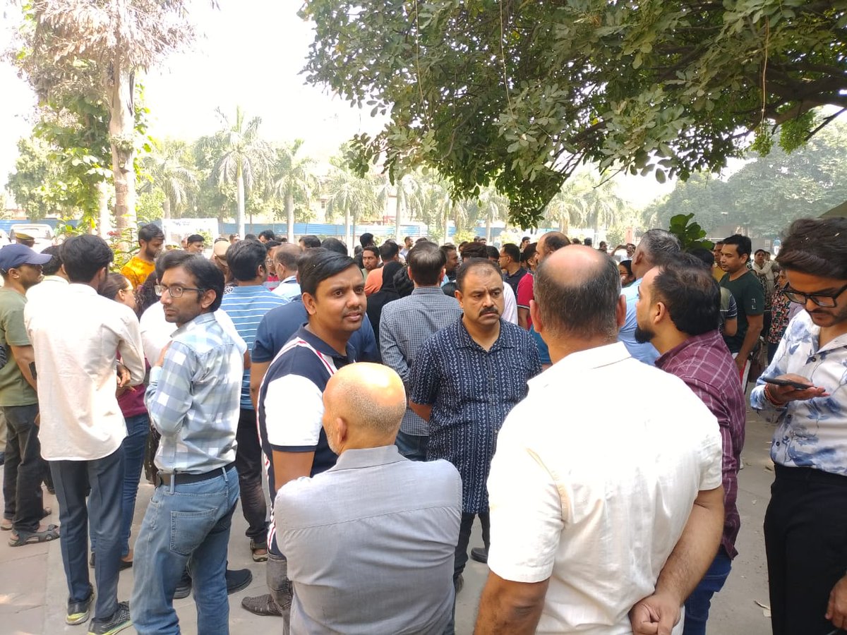 sbsnewshindi's tweet image. #नोएडा: सेक्टर 27 के कैंब्रिज स्कूल के सामने लोगों द्वारा जोरदार प्रदर्शन किया गया। प्रदर्शनकारियों ने स्कूल प्रशासन पर कई गंभीर आरोप लगाए हैं, जिसमें स्कूल की फीस और सुविधाओं से जुड़ी समस्याएं शामिल हैं।
#Noida #SchoolProtest #CambridgeSchool #FeeHike #SBSNewsHindi