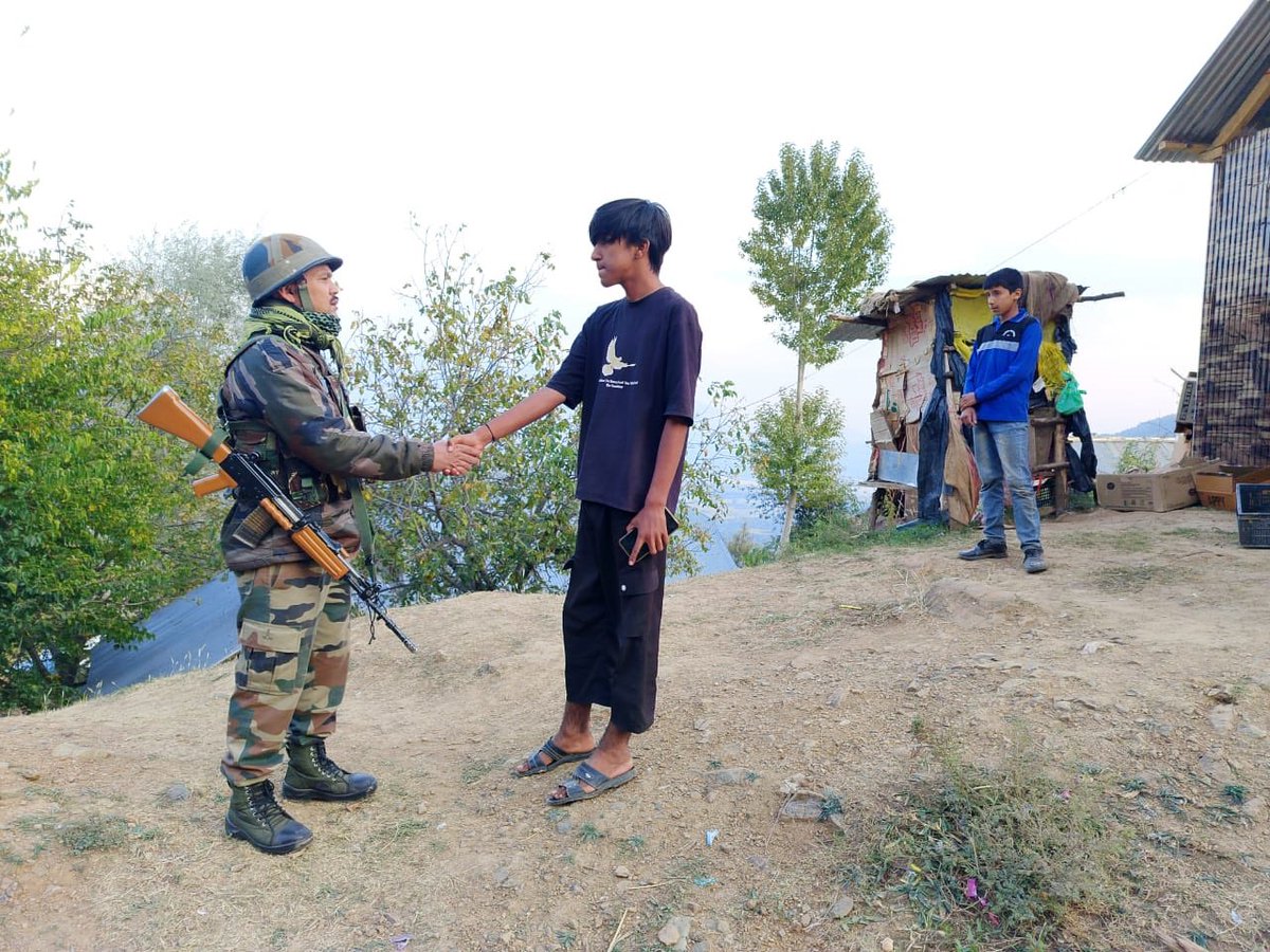 WularBattalion's tweet photo. The Assam Rifles has always been committed to the welfare of the people of Kashmir Valley. As a part of Indian Army's ongoing efforts to promote peace and stability in the valley, KHAIRIYAT PATROL was carried out by kaitsan army camp of wular Battalion. https://t.co/AulzlnwlcY