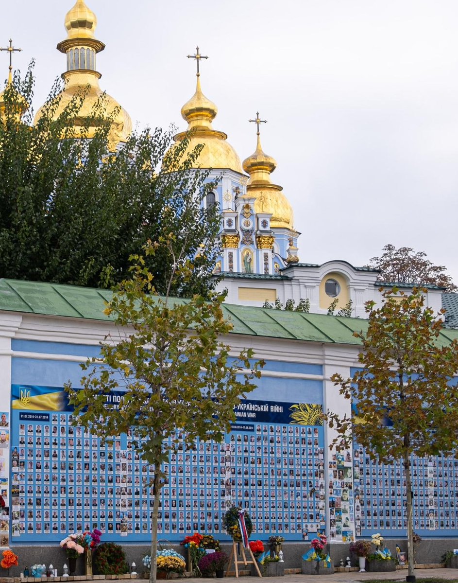 Ils ont donné leur vie pour repousser l’agresseur russe.

Devant le Mur de la Mémoire, lors de sa première visite en #Ukraine, le Ministre français de l’Europe et des affaires étrangères @JNBarrot, aux côtés de son homologue 🇺🇦 @Andrii_Sybiha, a rendu hommage aux héros