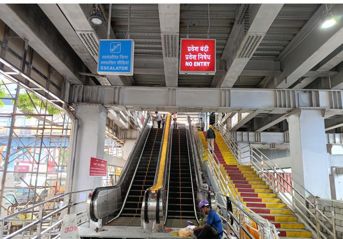 allindiarailway's tweet photo. @AshwiniVaishnaw
@RailMinIndia
@IR_CRB @PassengerIndian
@GM_CRly @drmmumbaicr
@drmmumbaicr
Another set of two escalators are being commissioned in service today at Ghatkopar East entry to the booking office. https://t.co/jRKrxgdJ9g