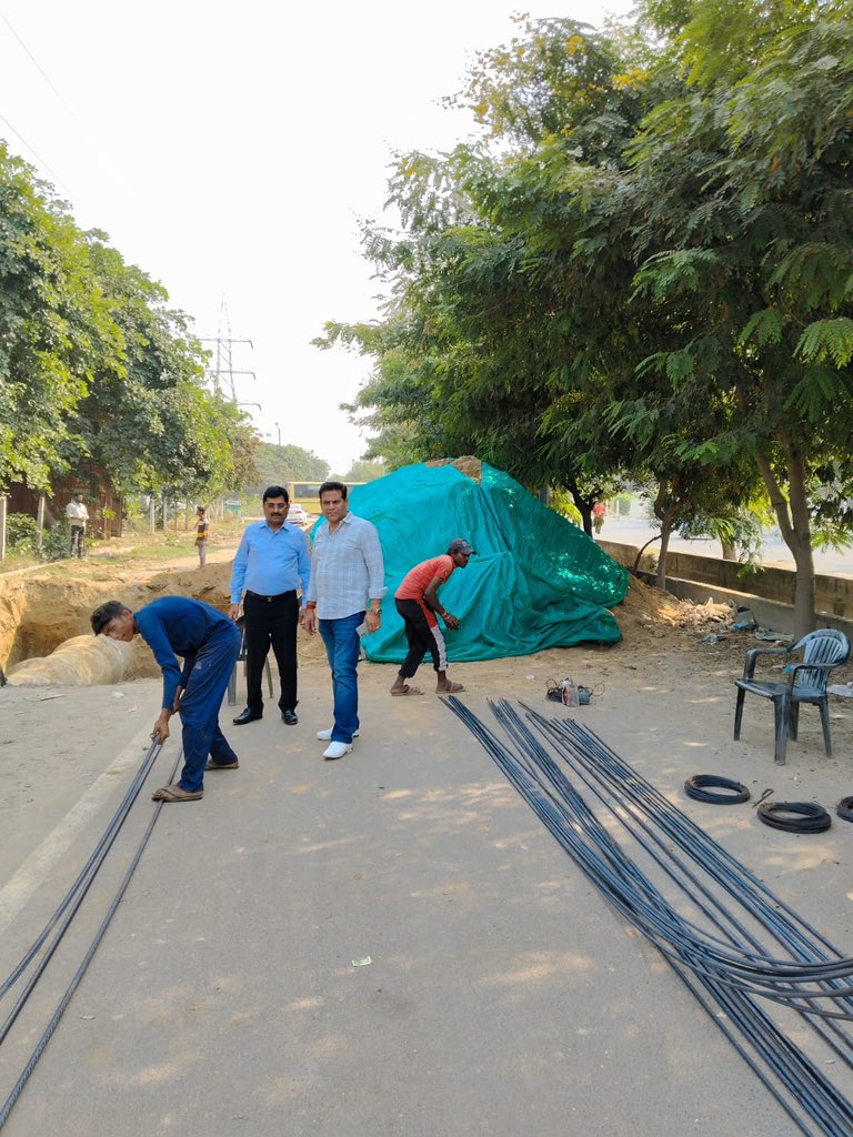 Dk2010Kishor's tweet photo. आज वो दिन आ ही गया जब Supertech Eco Village 1 के सामने FOB का काम शुरू हो गया। माननीय सांसद डॉ महेश शर्मा जी @dr_maheshsharma, दादरी विधायक माननीय तेजपाल नागर जी @tejpalnagarMLA और CEO @OfficialGNIDA NG रवि कुमार जी का बहुत बहुत धन्यवाद जिन्होंने हमारी माँगों पे पूरा ध्यान दिया और आज काम शुरू करवा दिया। @ev1stf @IAS_SAUMYA @GargAnnapurna @dmgbnagar @myogiadityanath @BJP4Bisrakh @iMukeshBJP @Sangeeta_BJPMM @Gajendramavibjp @Bjp4GbnagarUP @BJP4UP