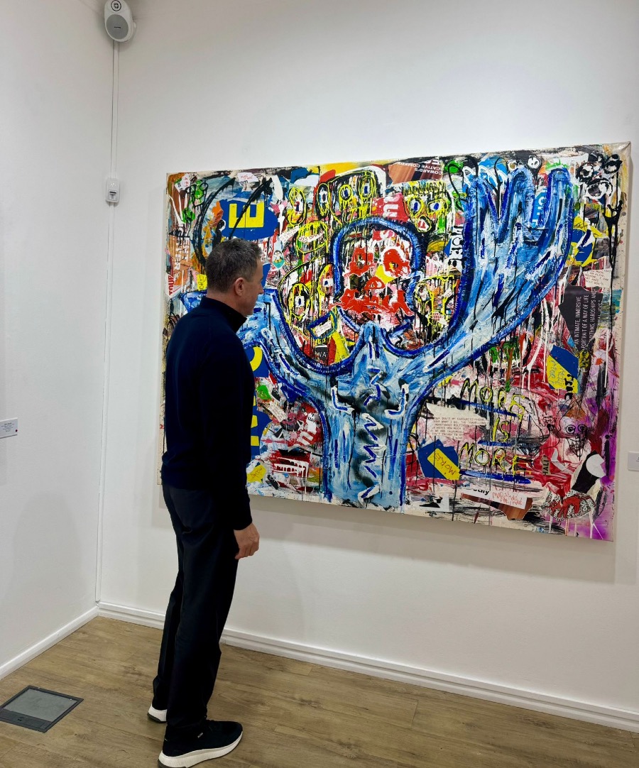 Last week our Hubflow CEO Gary McCausland stopped by the Zari Gallery on Newman Street to check out Niall Conlon's new exhibition 'More is More' 🎨

Congrats to Niall for the excellent work on this one!

#Hubflow #NiallConlon #ZariGallery