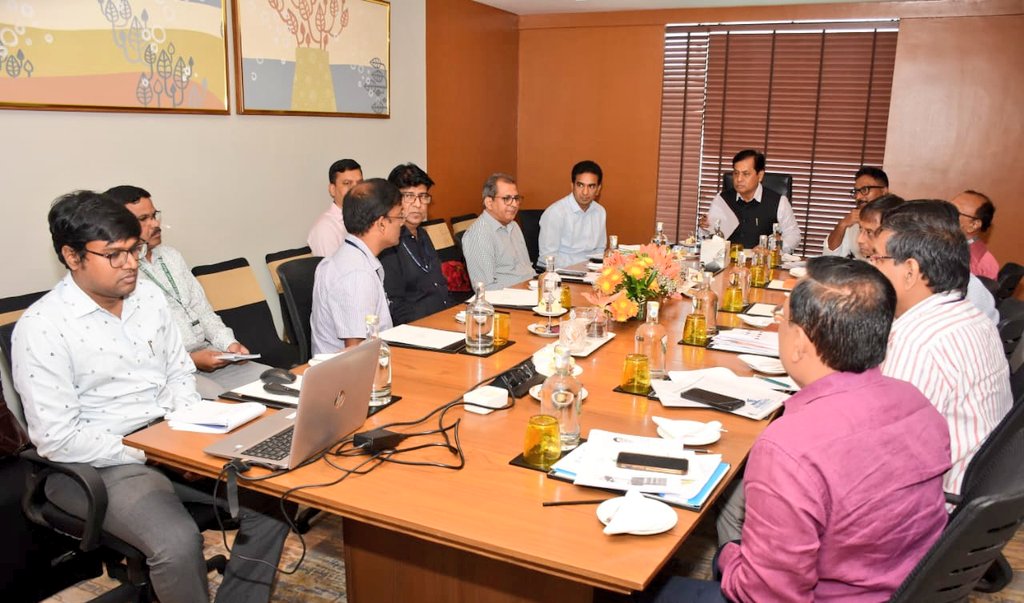 Reviewed operations and progress of various works with senior officials of Kolkata and Haldia Ports in Kolkata. 

<a href="/SMPort_Kolkata/">Syama Prasad Mookerjee Port, Kolkata</a>