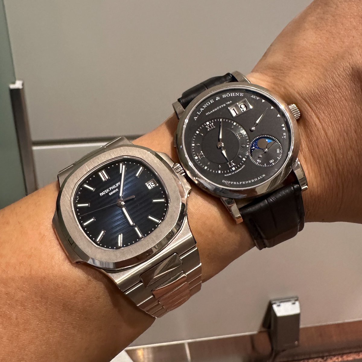 ppa324's tweet image. ノーチラスはブルーソレイユ文字盤だし、ランゲ1のデイトも大きいしムーンフェイズもあるしスモセコだし、実質ほぼキュビタス持っているに等しい（違