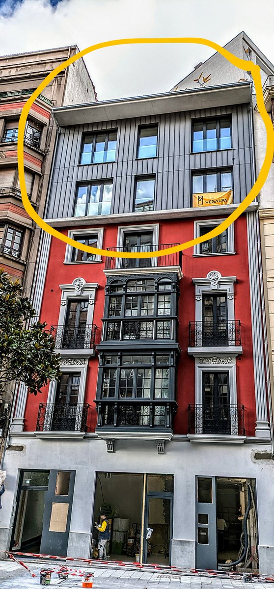 DavidAlonsoMed's tweet photo. El modelo de construir una caja de plástico🔲 sobre un edificio histórico catalogado, lo que viene siendo un recrecido horrible, se va multiplicando en #Gijón
😔 https://t.co/yskOnHv74X