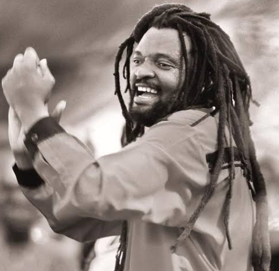 djflashkenya's tweet photo. Majina yake ni Lucky Philip Dube . "LUCKY DUBE" Anavyojulikana na wengi . Aliuawa kwa kupigwa risasi 18th October 2007.
Leo MsetoExtra #MsetoReggaeMixx tutakua tunasherehekea maisha yake gwiji huyu wa Muziki wa Reggae kutoka Afrika Kusini.
@RadioCitizenFM
PAMOJA na #Mzadeh https://t.co/llcRoYSn9L