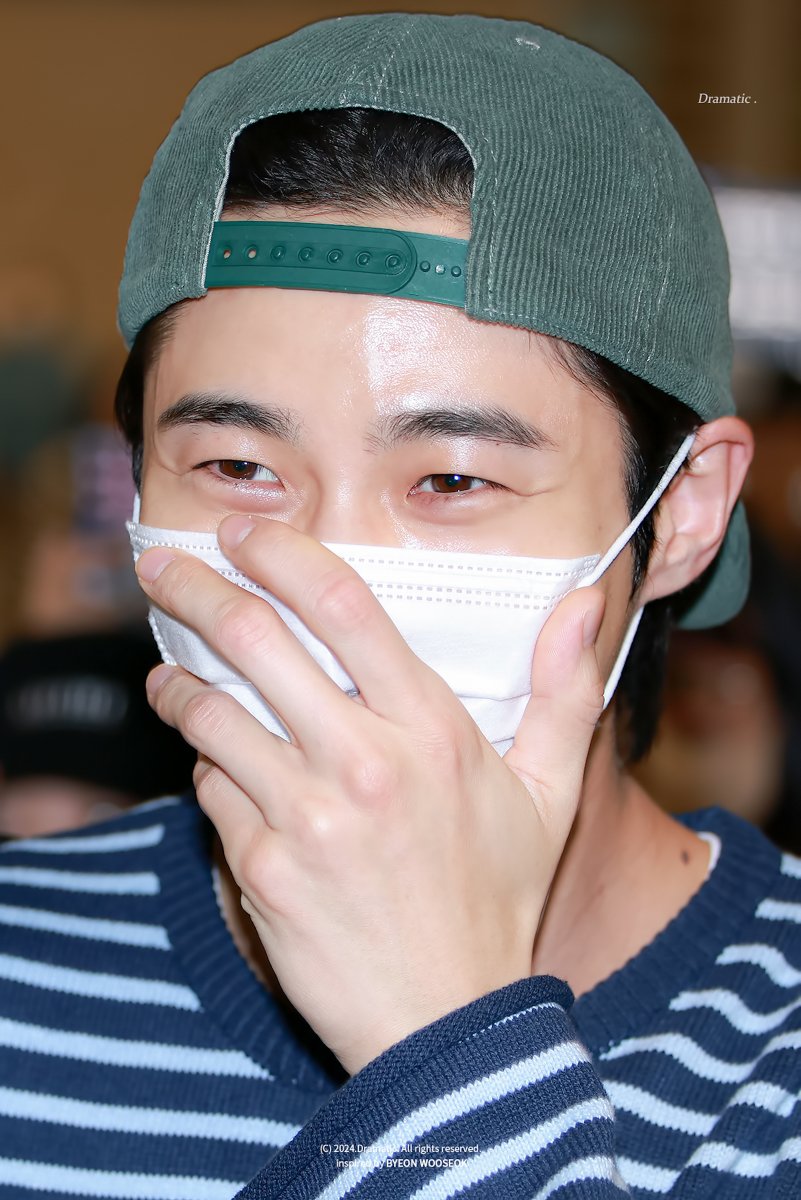 241018 
입틀막 하고 웃는 거 넘 구엽쟈나..🤭
#변우석 #ByeonWooSeok