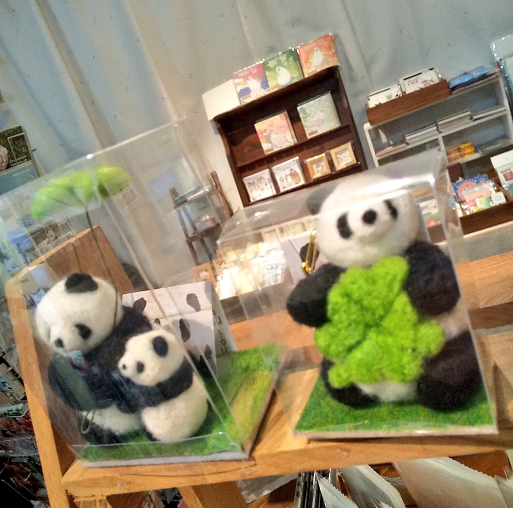 kansaitushin's tweet image. 【#幸せのおすそわけ展】
moimoi  @moi2_keyco さん

パンダ展公募で参加して下さり
そこから年越しパンダ展や百貨店催事に参加下さってます

新作よつばパンダキーホルダー、パンダ親子オブジェ、
よつばパンダコースター🍀

くものコースターはsoldout

#moimoi
#パンダ
#羊毛フェルト