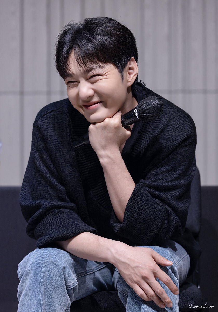 눈빛 미쳣가.............다홀리네............