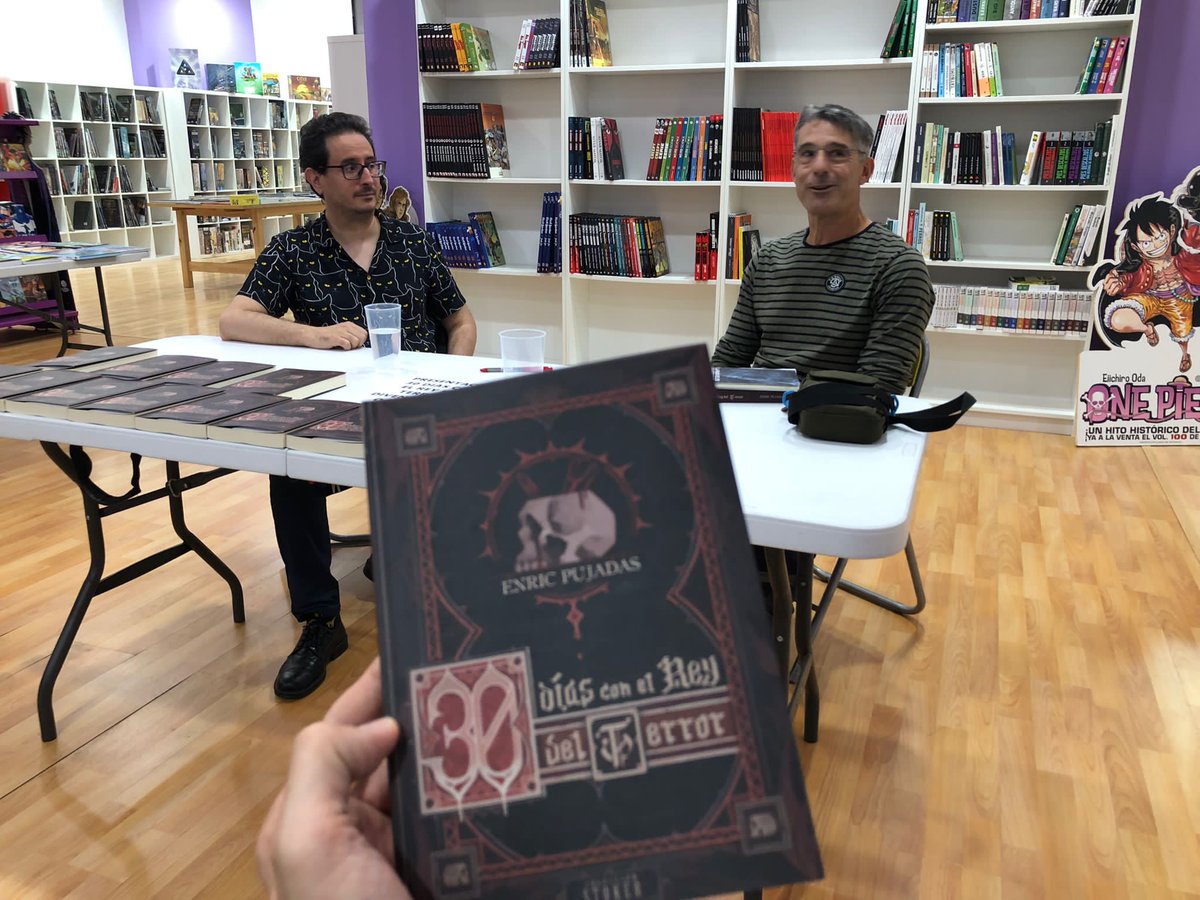 GothamMallorca's tweet photo. Ahir Alberto Moreno (escriptor, entre d'altres, de La pasión de los hombres cometa i Flux rabiata) va entrevistar a Enric Pujadas (Bajo el cielo rojo de Marte, Las olimpiadas del sufrimiento) amb motiu de la publicació de la seva nova novel·la, 30 días con el rey del terror! https://t.co/ibZeTXSLpi