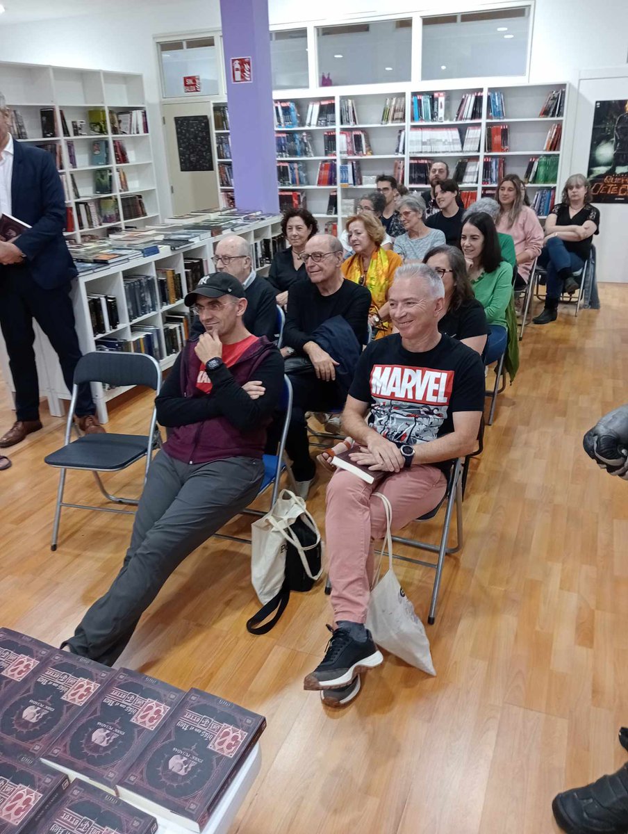 GothamMallorca's tweet photo. Ahir Alberto Moreno (escriptor, entre d'altres, de La pasión de los hombres cometa i Flux rabiata) va entrevistar a Enric Pujadas (Bajo el cielo rojo de Marte, Las olimpiadas del sufrimiento) amb motiu de la publicació de la seva nova novel·la, 30 días con el rey del terror! https://t.co/ibZeTXSLpi
