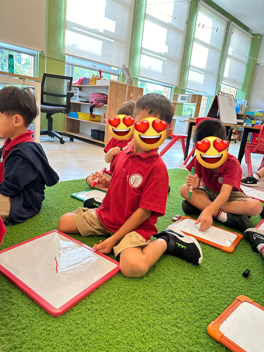 esthersspw's tweet image. We&apos;re focusing on basic strokes today and practicing them on the whiteboard! It&apos;s a fun way to build our writing skills. #EarlyLearning #Education #his_learning @HISPriMandarin