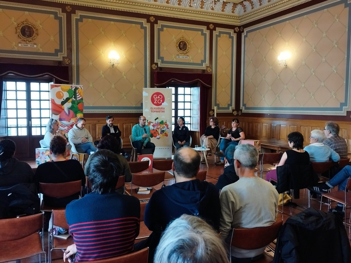 Egun on, Bergara! 🍎Hirugarren mahaia hastera doa, "Elikadura eskubidea: Merkatuak zerbitzu publiko gisa"
¡Buenos días, Bergara!🍎Comienza la tercera mesa: "El derecho a la alimentación: Los mercados como servicio público" #gozobergara