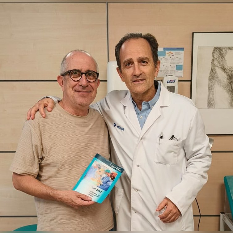 SurgForAll's tweet photo. Enhorabuena a Vicent Borràs por haber sido galardonado con el Premi València de Narrativa en Valencià por su libro Anatomia patològica. Lo que hace este momento especialmente emotivo es el generoso gesto al donar los derechos de autor de la primera edición de su libro a SFA 🏆 https://t.co/DMQsPxOaSA
