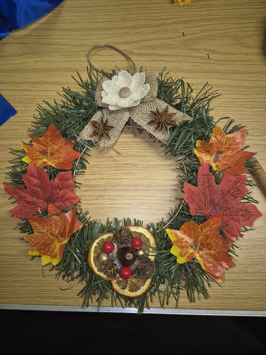 PPeckhead's tweet photo. I made a wreath today! 
My local community centre is brill for crafting days 😀 https://t.co/AmxKFSwAui