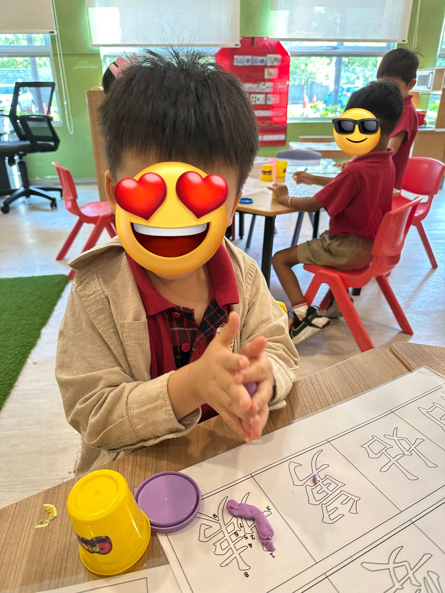 esthersspw's tweet image. We&apos;re using Playdough to form and trace characters! It’s a hands-on way to enhance our creativity and fine motor skills. #EarlyLearning #PlaydoughFun #his_learning @HISPriMandarin