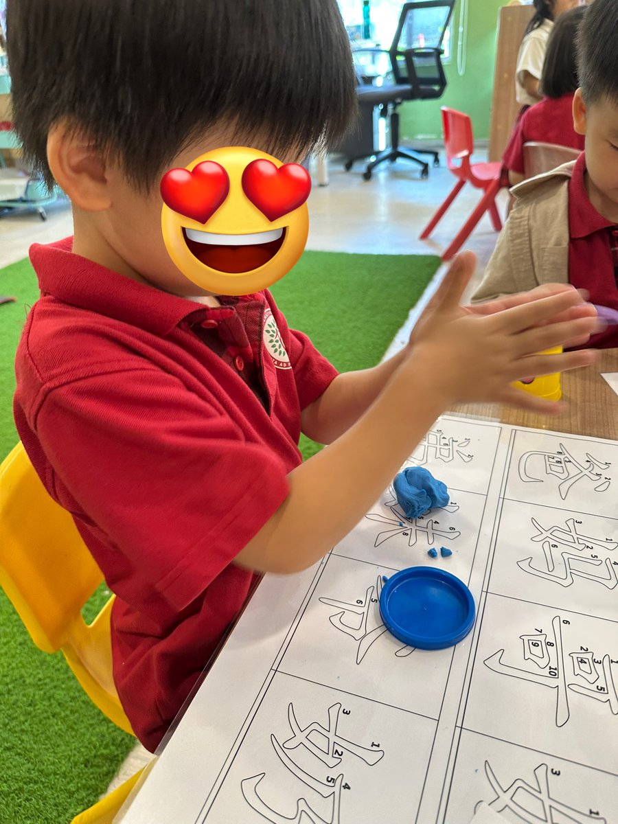 esthersspw's tweet image. We&apos;re using Playdough to form and trace characters! It’s a hands-on way to enhance our creativity and fine motor skills. #EarlyLearning #PlaydoughFun #his_learning @HISPriMandarin
