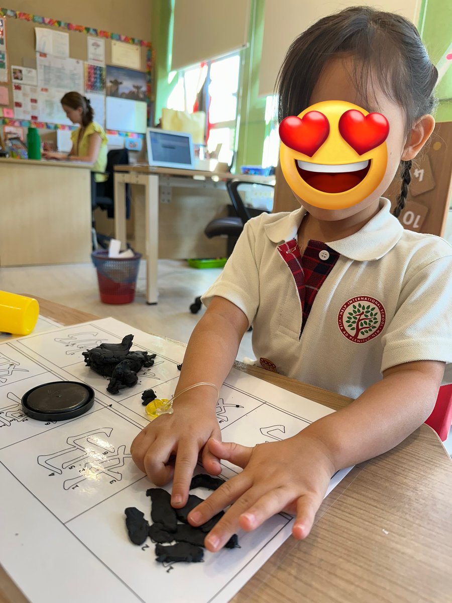 esthersspw's tweet image. We&apos;re using Playdough to form and trace characters! It’s a hands-on way to enhance our creativity and fine motor skills. #EarlyLearning #PlaydoughFun #his_learning @HISPriMandarin