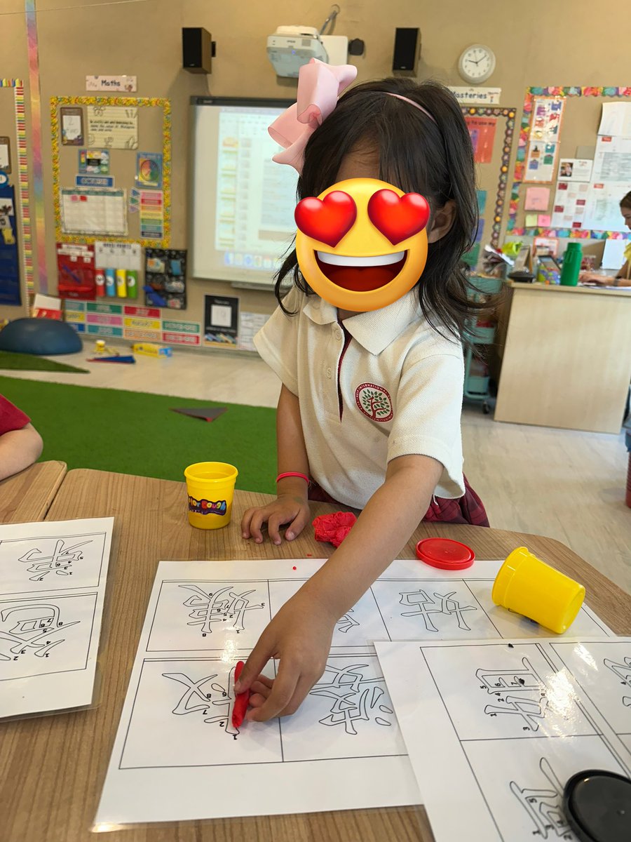 esthersspw's tweet image. We&apos;re using Playdough to form and trace characters! It’s a hands-on way to enhance our creativity and fine motor skills. #EarlyLearning #PlaydoughFun #his_learning @HISPriMandarin