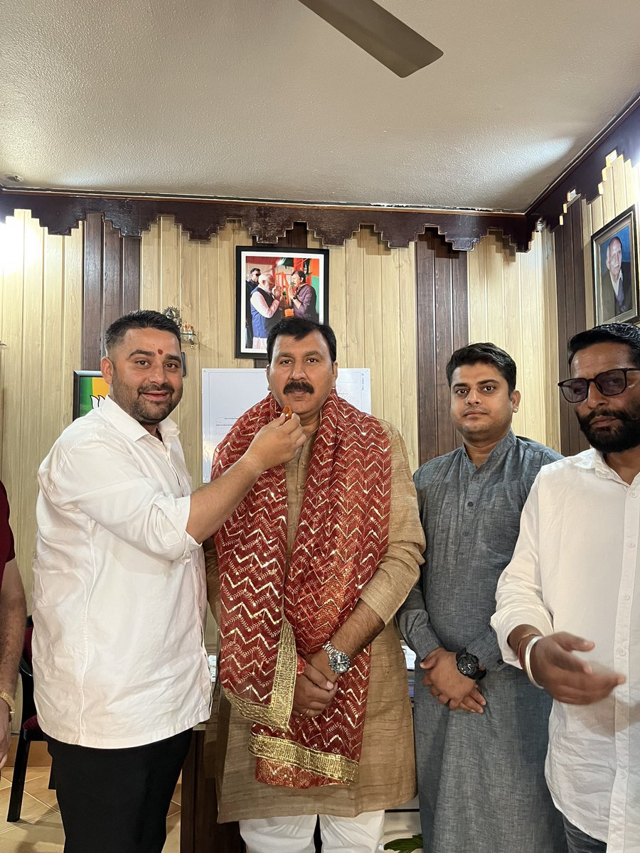 ArvindGuptaJK's tweet photo. भारतीय जनता युवा मोर्चा अध्यक्ष श्री अरुण प्रभात ने युवा मोर्चा के साथियों के साथ भेंट की । https://t.co/KD31IqQTHx