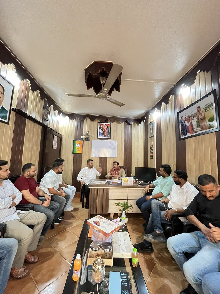 ArvindGuptaJK's tweet photo. भारतीय जनता युवा मोर्चा अध्यक्ष श्री अरुण प्रभात ने युवा मोर्चा के साथियों के साथ भेंट की । https://t.co/KD31IqQTHx
