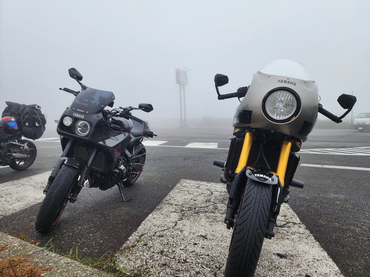 Xsr900T's tweet photo. 視界が遮られるほどの濃霧・強風・ミストの中、ご来場くださった皆さまありがとうございました。
受付で皆さまをお迎えしていました。
じゃんけん大会ではキーループをGET。

#XSRミーティング
#ファニーズカスタムサービス
#バイカーズパラダイス南箱根
#ティダコレザーワークス https://t.co/1vWkt4GytP
