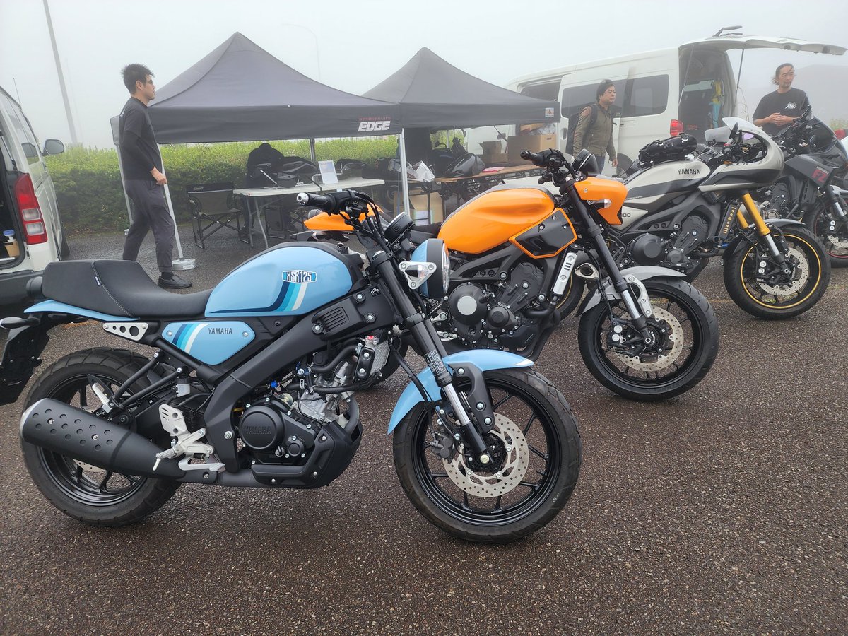 Xsr900T's tweet photo. 視界が遮られるほどの濃霧・強風・ミストの中、ご来場くださった皆さまありがとうございました。
受付で皆さまをお迎えしていました。
じゃんけん大会ではキーループをGET。

#XSRミーティング
#ファニーズカスタムサービス
#バイカーズパラダイス南箱根
#ティダコレザーワークス https://t.co/1vWkt4GytP
