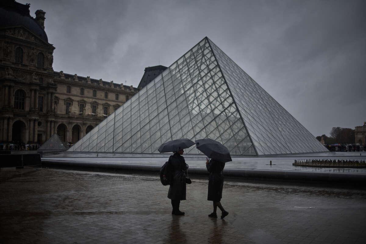 Le Louvre et trois autres grands musées visés par une plainte pour “travail illégal” telerama.fr/arts-expositio…