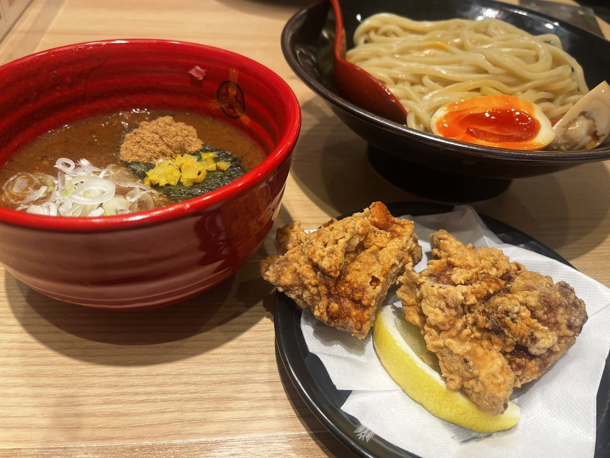 OcUFhWxQkK1mng6's tweet photo. お昼に入ったつけ麺屋さん
注文する時、#EMPIER が流れていた
#one も流れていた。
聞き入っていたら大盛り➕唐揚げまで注文していた💦
やばい😨
#ラウール に会うまでに痩せるんだった‼️ https://t.co/4gJZhGX0nj