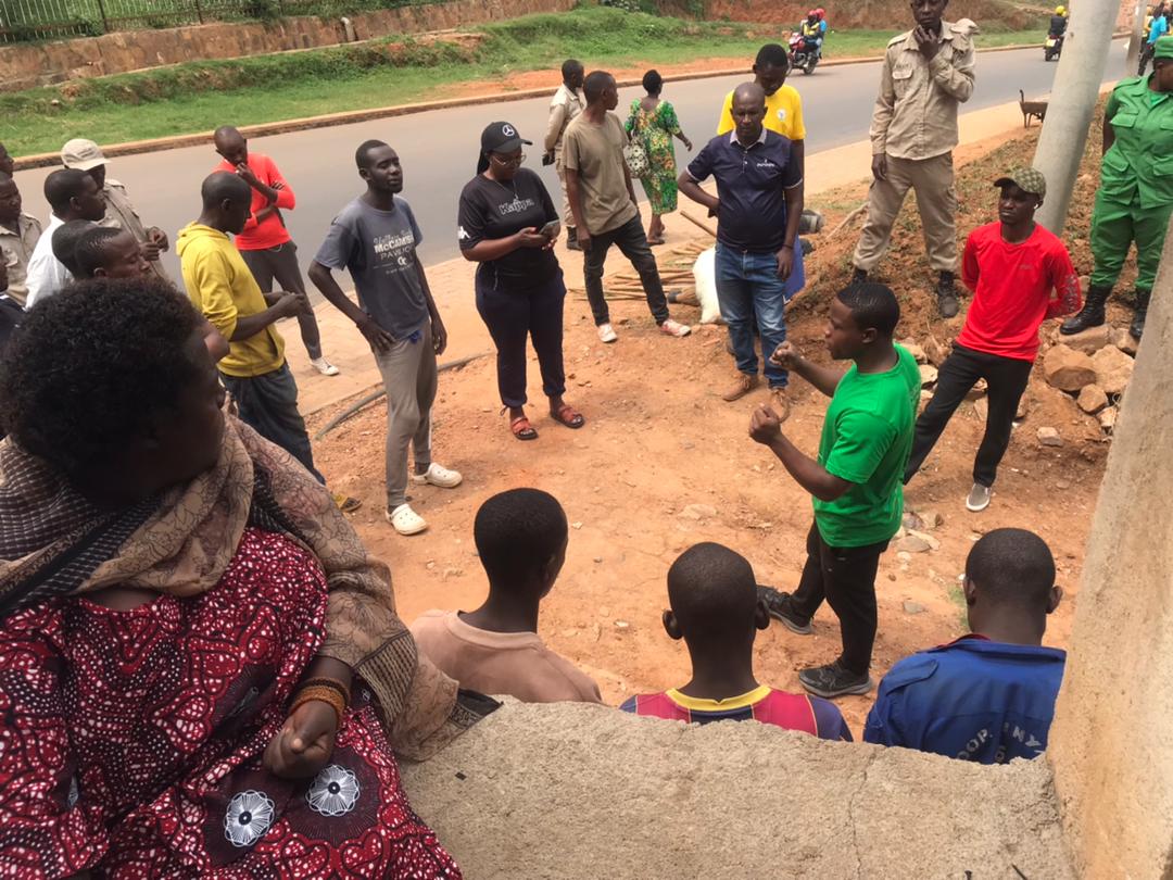 NycMuhima's tweet photo. Uyumunsi: urubyiruko rw'Abakorerabushake ba @MuhimaRwanda bafatanyije n'Ubuyobozi bw'umurenge bazindukiye mu muganda wo gutera #Pasiparume munsi y'ikigo cya Police, mu rwego rwo kubungabunga ibidukikije ndetse no gukumira Ibiza. https://t.co/yjp8305b3Y
