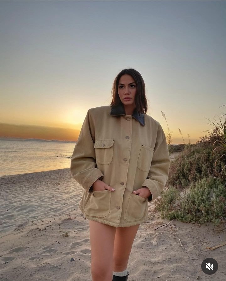 LifeStefania's tweet photo. Ecco la mia principessa e molto molto bella 💛💛💛💛💛💛💛💛💛 #DemetÖzdemir @dmtzdmr https://t.co/E6kqYVHsDn