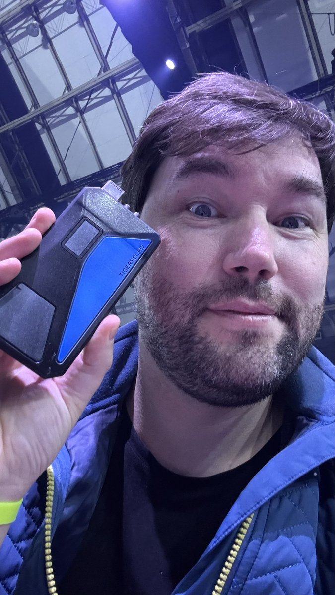 veganspaceman's tweet image. Comms are going down!