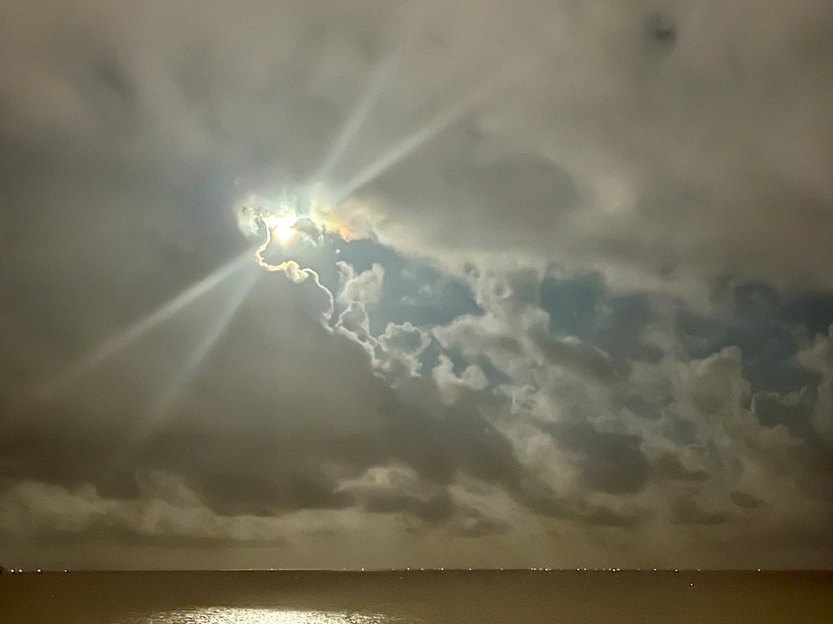 LIGHT_K1975's tweet photo. 昨晩の空
なんだか幻想的で素敵でした。
#ベトナム
#ダナン https://t.co/NMShlX4SVm
