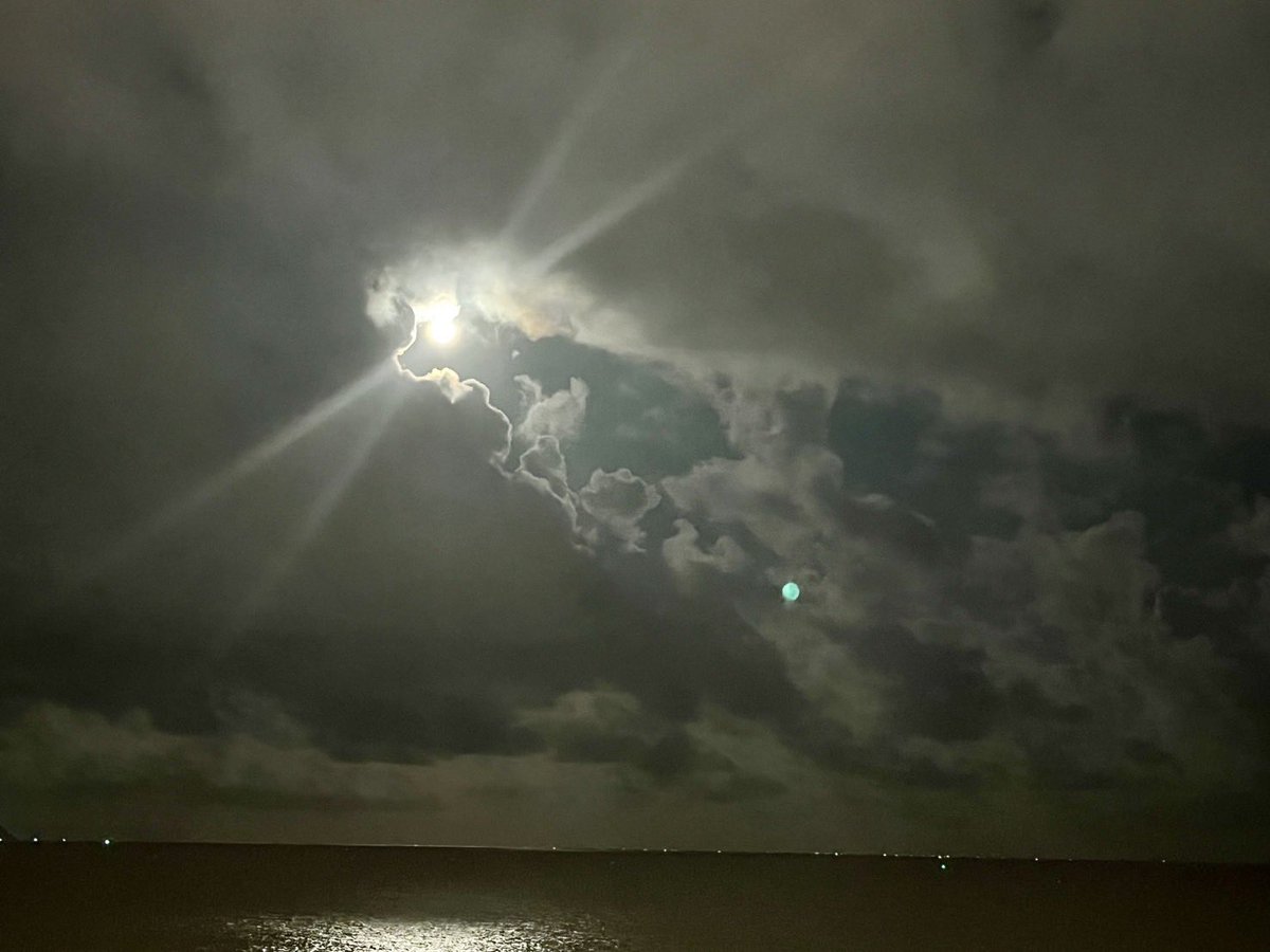 LIGHT_K1975's tweet photo. 昨晩の空
なんだか幻想的で素敵でした。
#ベトナム
#ダナン https://t.co/NMShlX4SVm