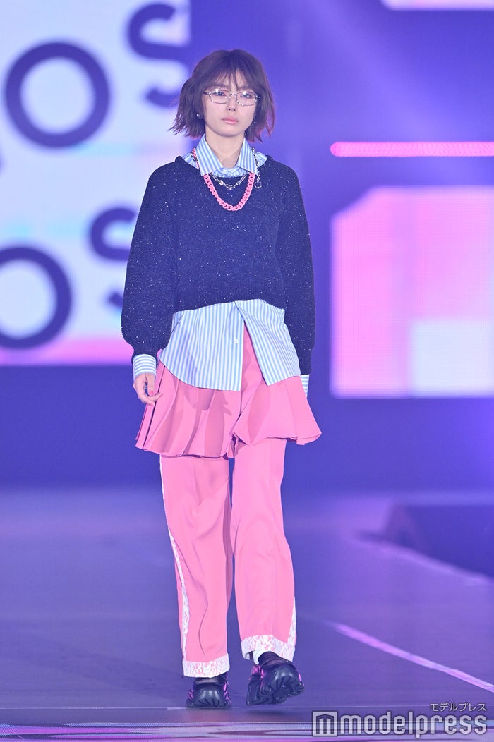 ⛓GirlsAward 2024 A/W💜】 櫻坂46藤吉夏鈴、ド派手ミニスカ×パンツの