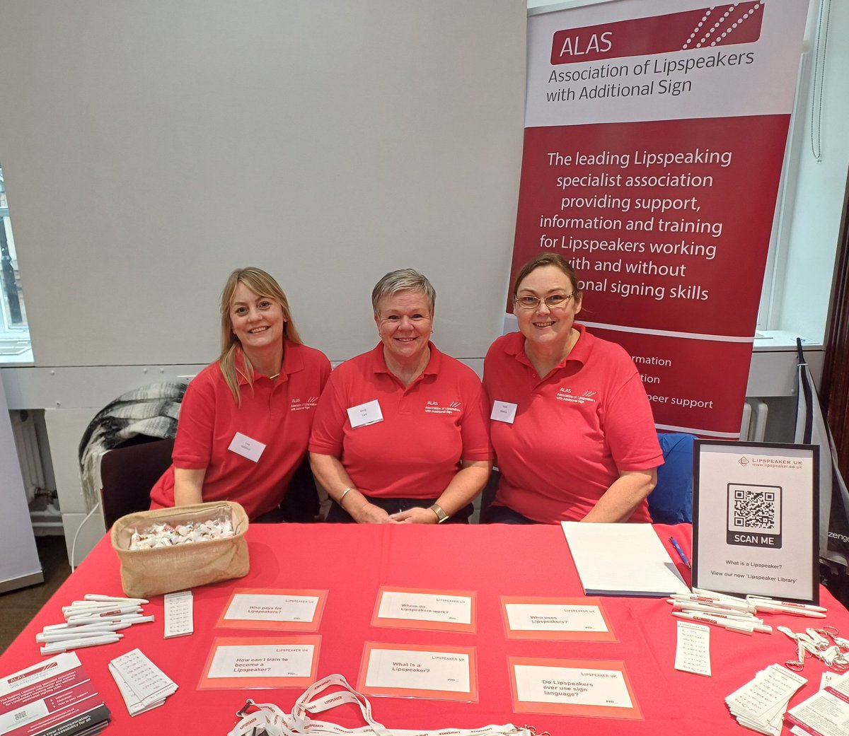 ELipspeaker's tweet photo. We are very pleased to be at the @NADP_official conference representing @ALAS_lips & @LipspeakerUK with @HUW1967 & Lisa. Spreading the word & raising awareness of #LipspeakingWithSign and #Lipspeaking to support #DeafCommunication #Lipreaders #Deaf https://t.co/rWHExpKGp4