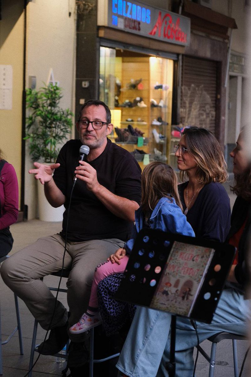 tribullibreria's tweet photo. Ni en els nostres millors somnis haguéssim imaginat que un dia sortiríem a la plaça Mercadal a celebrar amb més de 80 persones la publicació del nostre primer llibre. https://t.co/jQQ0CM0ZVb